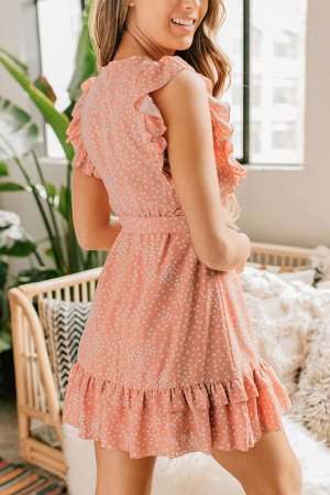 Розовое мини-платье в горошек с оборками и поясом на талии