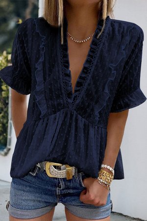 Синяя блуза в швейцарский горошек с V-образным вырезом и рюшами