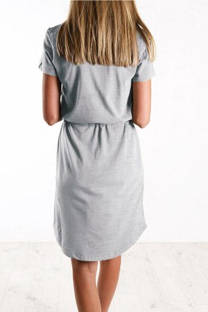 Серое платье футболка с нагрудным кармашком и эластичным поясом на шнуровке