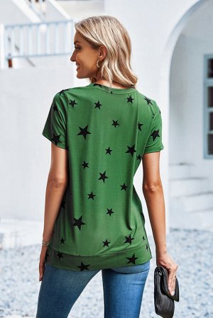 Зеленая футболка со звездным принтом