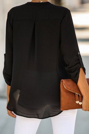 Черная блузка с V-образным вырезом и закатанными рукавами