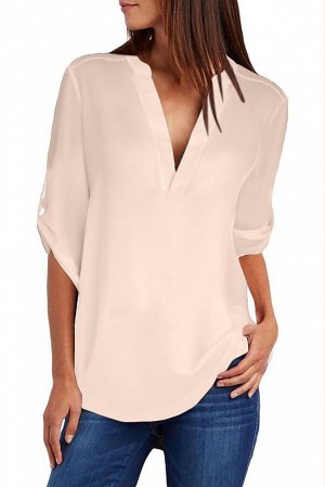 Розовая блузка с V-образным вырезом и закатанными рукавами