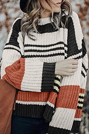 Белый вязаный свитер в черно-бежевую полоску с открытым плечом