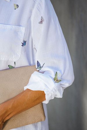 Белая рубашка с нагрудным кармашком и принтом бабочки