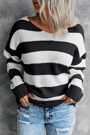 Черно-белый полосатый вязаный свитер