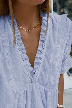 Голубая блуза в швейцарский горошек с V-образным вырезом и рюшами