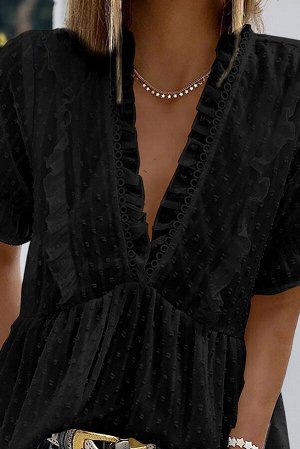 Черная блуза в швейцарский горошек с V-образным вырезом и рюшами