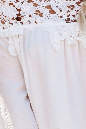 Белая блуза с открытыми плечами и кружевной отделкой
