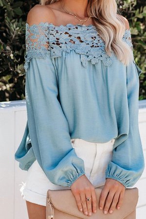 Голубая блуза с открытыми плечами и кружевной отделкой