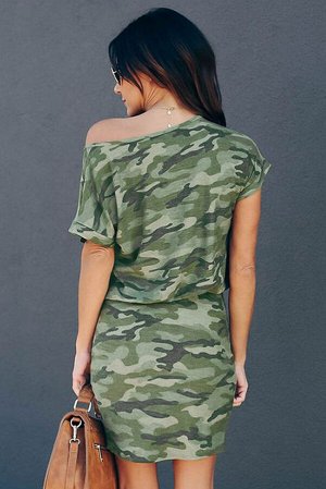 Зеленое камуфляжное мини-платье с открытым плечом