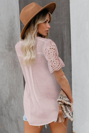 Розовая блуза с V-образным вырезом и кружевными рукавами
