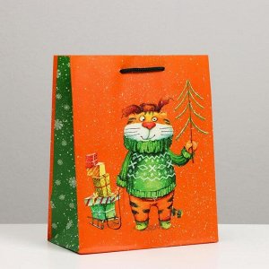 Пакет подарочный "Тигр с ёлкой", 18 х 22,3 х 10 см