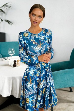 Платье Платье нежных синих оттенков очаровывает и манит Интересный и привлекательный наряд за счет легкой расклешенной юбки. По всей поверхности ткани расположены яркие цветочные композиции. Модель ид