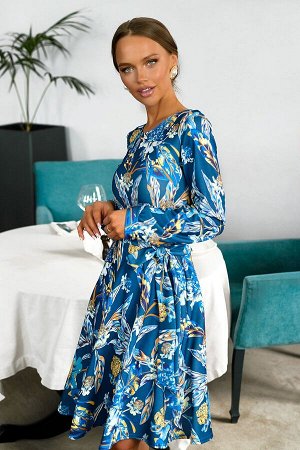 Платье Платье нежных синих оттенков очаровывает и манит Интересный и привлекательный наряд за счет легкой расклешенной юбки. По всей поверхности ткани расположены яркие цветочные композиции. Модель ид