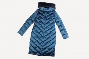 Пальто Модель полуприталенного силуэта из гладкого стеганого текстиля поможет создать уютный образ и не даст замерзнуть холодной зимой. Смещенная застежка молния, 2-ая линия бортов придает дополнитель