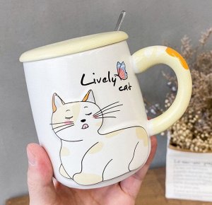 Кружка с крышкой и ложкой, принт "Кот", надпись "Lively cat", цвет белый/желтый