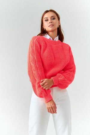Яркий коралловый свитер
