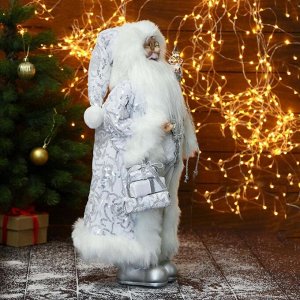 Дед Мороз "В белом костюме, с посохом и подарками" 27х50 см