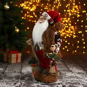 Дед Мороз "В красном костюме с орнаментом, с подарками и лыжами" 17х30 см
