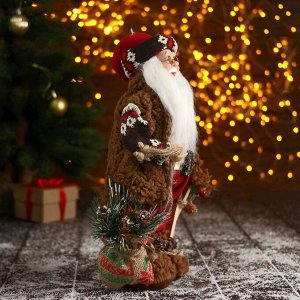 Дед Мороз "В красном костюме с орнаментом, с подарками и лыжами" 17х30 см