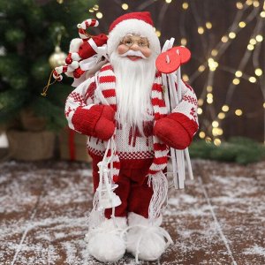 Дед Мороз в вязаном костюме с лыжами и мешком