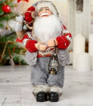 Дед Мороз в вязаном костюме с фонарём