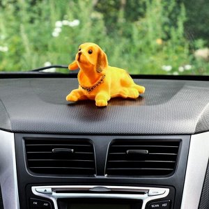 Собака на панель авто, качающая головой, большая, рыжий окрас