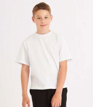 Футболка Повседневная футболка белого цвета оверсайз-силуэта является базовым предметом гардероба и идеально подходит как под стильные образы, так и для формы на физкультуру для школьников. Выполнена 