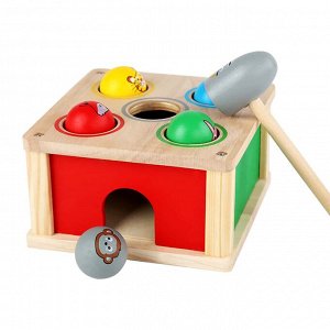 Стучалка Это незамысловатая, но интересная игрушка является при этом увлекательным способом научить ребёнка различать цвет предметов и тренировать координацию с мелкой моторикой.
Суть игры заключается