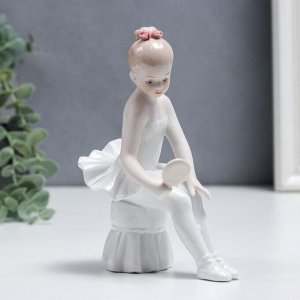 Сувенир керамика "Маленькая балерина на пуфике, с зеркалом" 16 см