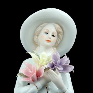 Сувенир керамика "Девушка с охапкой цветов" 29х9х7,5 см