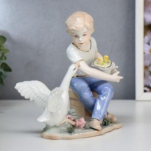 Сувенир керамика "Мальчик с цыплятами и гусём"микс 19х18х8,8 см