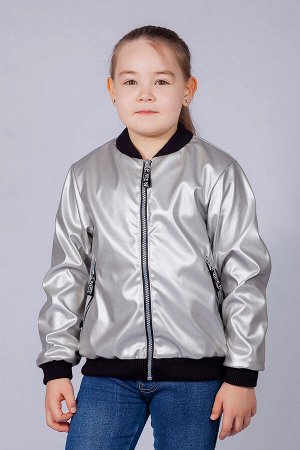 Куртка Цвет: Серебро; Материал: Эко-кожаВетровка-бомбер для девочки изготовлена из экокожи. 
Украшает куртку контрастные замки и нашивка на левой полочке.
В прохладную,дождливую и ветренную погоду буд