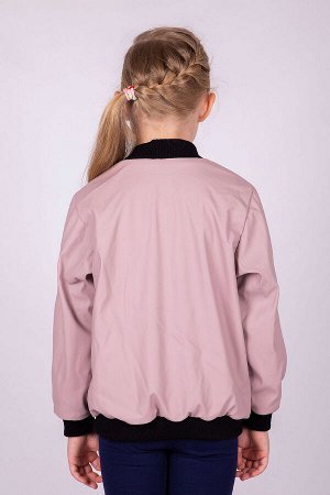 Куртка Цвет: Пудра; Материал: Эко-кожаВетровка-бомбер для девочки изготовлена из экокожи. 
Украшает куртку контрастные замки и нашивка на левой полочке.
В прохладную,дождливую и ветренную погоду будет