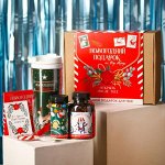 Гифтбокс «Новогодний подарок»: чай 50 г., драже 80 г., шоколад 20 г., термостакан 350 мл., леденец 15 г.
