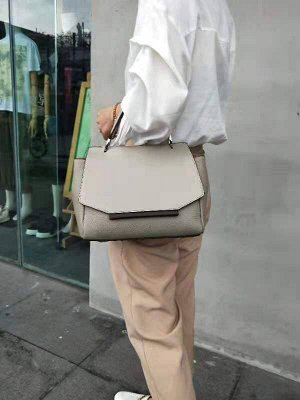 Женская сумка сэтчел из натуральной кожи с фигурным клапаном, цвет молочный