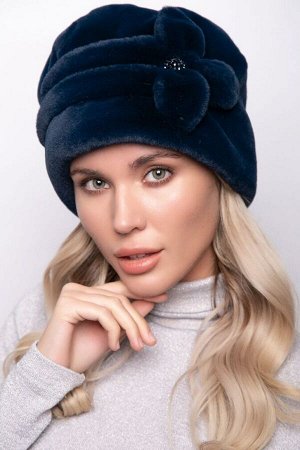 Шапка Молодёжная удлинённая шапка на подкладке. На затылочной части мягкая сборка. Боковая часть шапки украшена роскошным декоративным, пришивным элементом. Объём по голове, легко фиксируется лентой –