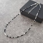 Колье-чокер из бисера короткое