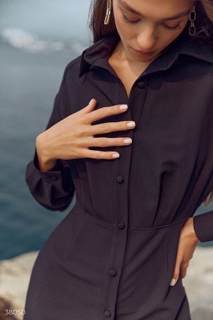 Черное платье-рубашка с пышным рукавом