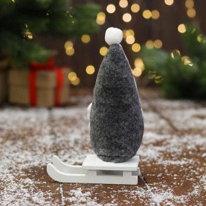 Мягкая игрушка "Дед Мороз на санках" в шапке 5х13 см, серый