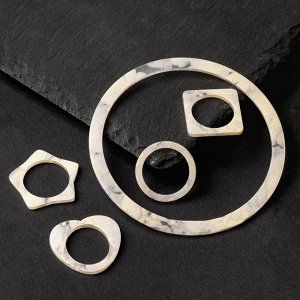 Набор 5 предмета: браслет и 4 кольца из акрила "Тень", цвет бело-бежевый, d=6,1, размер 16, 17
