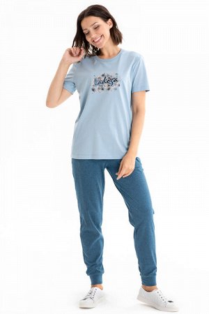 Брюки Коллекция: Ладога
Длинные брюки с карманами из меланжевого хлопкового трикотажного полотна. Пояс с эластичной лентой внутри. Низ брюк оформлен манжетами. Рост модели на фото 170
Цвет: индиго
Сос