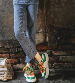 Женские кроссовки, цвет белый/зеленый, оранжевые шнурки