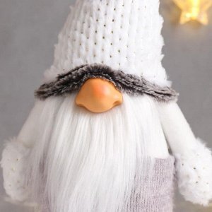 Кукла интерьерная "Дед Мороз в сером комбинезоне и белом меховом колпаке" 52х12х19 см