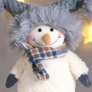 Кукла интерьерная "Снеговичок в серой вязанной шапке с мехом и помпонами" 49х11х18 см