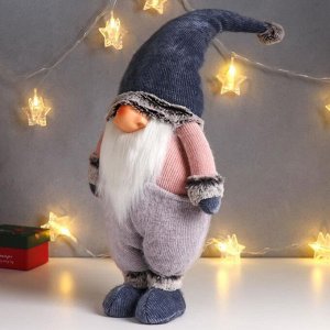 Кукла интерьерная "Дед Мороз в сиреневом комбинезоне и синем вязаном колпаке" 63х16х23 см