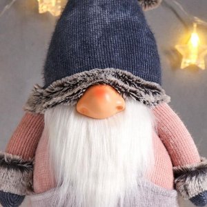 Кукла интерьерная "Дед Мороз в сиреневом комбинезоне и синем вязаном колпаке" 63х16х23 см