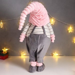Кукла интерьерная "Дед Мороз в сером комбинезоне и розовом меховом колпаке" 88х18х28