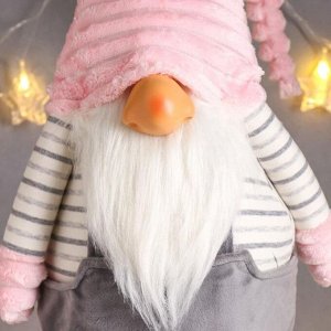 Кукла интерьерная "Дед Мороз в сером комбинезоне и розовом меховом колпаке" 88х18х28
