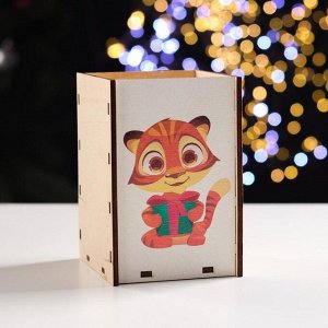 Ящик подарочный деревянный "Символ года 2022. Тигренок с подарком" большой 9,8х10,6х14,7 см